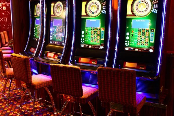 poizystore live baccarat table with dealer and betting interface